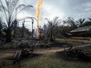 Verbrannte Motorräder nahe des Ölbohrlochs, aus dem nach der Explosion eine riesige Feuersäule stieg. (Bild: Keystone/EPA/ZIKRI)