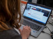 Eine Mehrheit von Journalistinnen und Journalisten spricht in einer Umfrage von schlechter gewordenen Arbeitsbedingungen. (Symbolbild) (Bild: KEYSTONE/MELANIE DUCHENE)