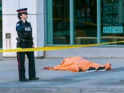 Die Mehrheit der Opfer der Todesfahrt auf einem Trottoir im kanadischen Toronto vom Montag waren Frauen. (Bild: KEYSTONE/EPA/WARREN TODA)