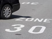 Tempo-30-Zonen wären gemäss VCS das einfachste Mittel, um die Lärmbelastungen zu verringern. (Bild: Keystone/ENNIO LEANZA)