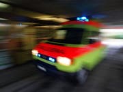 Die beiden Schwerverletzten wurden in Ambulanzen in ein Spital gebracht. (Symbolbild) (Bild: KEYSTONE/MARTIN RUETSCHI)
