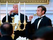 Französische Weine aus amerikanischen Kellern: US-Präsident Donald Trump empfängt zu seinem ersten Staatsbankett im Weissen Haus Frankreichs Präsident Emanuel Macron. (Bild: KEYSTONE/AP/SUSAN WALSH)