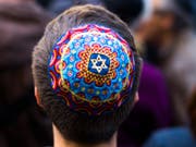 Bei der Kippa-Demonstration in Berlin gegen Judenfeindlichkeit. (Bild: KEYSTONE/AP/MARKUS SCHREIBER)