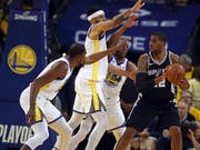 Die Golden State Warriors mit Topskorer Kevin Durant (links) hatten San Antonio gut im Griff (Bild: KEYSTONE/AP/BEN MARGOT)