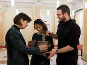 Die damalige Bundespräsidentin Doris Leuthard spricht mit Jerica Moser und Renato Walker, zwei der Sonderpreisgewinner, an einem Treffen mit den Sonderpreisgewinnern des Nationalen Wettbewerbes 2017 von "Schweizer Jugend forscht". (Bild: KEYSTONE/ANTHONY ANEX)