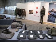 Der Bundesrat will die Truppe neu mit Schutzwesten ausrüsten. Die Ständeratskommission ist skeptisch. (Bild: KEYSTONE/PETER SCHNEIDER)