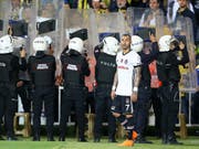 Aufgeheizte Atmosphäre im Istanbuler Derby zwischen Fenerbahce und Besiktas (Bild: KEYSTONE/EPA/ERDEM SAHIN)