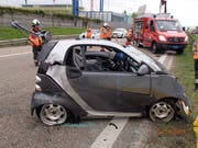 Die Lenkerin dieses Kleinwagens wurde auf der A3 bei Kaiseraugst von einem Lieferwagen "abgeschossen". Die Frau erlitt Verletzungen. (Bild: Kantonspolizei Aargau)