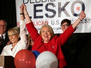 Die Republikanerin Lesko hat sich bei der Nachwahl durchgesetzt - jedoch denkbar knapp für eine Wahl im konservativen Arizona. (Bild: KEYSTONE/AP/MATT YORK)