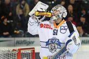 Tobias Stephan stärkt sich am Samstag während des Spiels in Bern ? der Goalie war nicht zum ersten Mal der beste Einzelspieler des EVZ. (Bild: EQ/Daniel Teuscher)