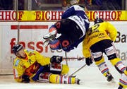 Die Berner Jobin (l.) und Rüthemann lassen den Zuger Christen durch die Lüfte fliegen. (Bild Keystone)