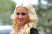 Daniela Katzenberger muss sich kritische Worte von ihrem Schwiegervater anhören: Costa Cordalis geigt der Blondine seine Meinung. (Bild: bang)