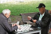Zeit fürs Kartenspiel im Freien. (Bild: Herbert Huber)