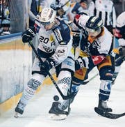Verletzt sich: Zugs Garrett Roe (rechts) gegen Elias Bianchi. (Bild: Martin Meienberger/Freshfocus (Zug, 3. März))
