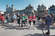 Nicht zu übersehen – die Läufer der «KulturLegi» in den roten Shirts: Dem Projekt von Caritas Schweiz kommt der diesjährige Erlös des Solidaritätslaufs zugute. (Bild: Roger Zbinden)