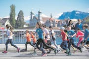 Jugend rennt: idyllischer Stadtlauf-Zwischenspurt dem St.-Karli-Quai entlang. (Bild: .Bild: Nadia Schärli (Luzern, 29. April 2017))