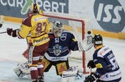 Auch Servettes Marco Pedretti musste feststellen: An Tobias Stephan gab es am Samstag kein Vorbeikommen – der EVZ-Goalie wehrte aller 40 Abschulussversuche des Gegners ab. (Bild: EQ / Gonzalo Garcia)