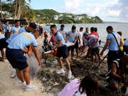 Jetzt wird im Paradies in die Hände gespuckt: Die Insel Boracay wird in den nächsten Montane auf Vordermann gebracht - hier sammeln Polizisten am Strand Seegras. (Bild: KEYSTONE/AP/AARON FAVILA)