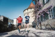 Nostalgisch: Werner Bucher (links) und Simon Hofstetter joggen gemeinsam beim Nölliturm. (Bild: Roger Grütter (Luzern, 8. April 2017))