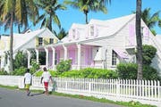 Weiss und Rosa unter blauem Himmel – Bahamas Farbe an den Fensterläden. (Bild Ram Malls)