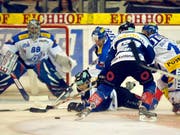 Zugs Corsin Casutt (vorne rechts) schiesst das 1:0 gegen Torhüter Ronnie Rüeger von Kloten (links). (Bild Keystone)