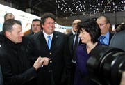Bundespräsidentin Doris Leuthard im Gespräch mit Pius Schwizer (links), die Luzerner Weltnummer 1 der Springreiter. In der Mitte Daimler Schweiz-CEO Karl Schregle. (Bild André Häfliger/Neue LZ)