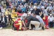 Ärzte stabilisieren das Bein von Joel Wicki nach dem Schlussgang auf der Rigi. (Bild: Urs Flüeler/Keystone)