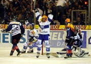 Ambris Topscorer Erik Westrum markiert das 0:1. Harrison, Holden und Weibel können nicht mehr eingreifen. (Bild Keystone)