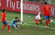 Das Tor seines Lebens: Gelson Fernandes trifft 2010 in Südkorea zum 1:0 gegen Spanien. Die Schweiz besiegt den Europameister, scheitert in der Gruppenphase trotzdem. (Bild: EPA)