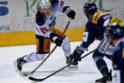 Zugs Lino Martschini (links) gegen Ambris Michael Ngoy. (Bild: Samuel Golay (Ambri, 5. März 2018))