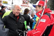 Bundesrat Ueli Maurer (links) gratuliert Lauberhorn-Abfahrtssieger Carlo Janka. (Bild André Häfliger/Neue LZ)