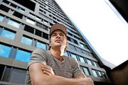 Hockeyverteidiger Rafael Diaz im April 2013 neben der Zuger Bossard-Arena. Aber von einer Rückkehr zum EVZ kann momentan nicht konkret die Rede sein. (Bild Nadia Schärli)