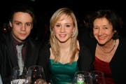 Ariella Kaeslin kam mit ihrer Mutter Heidi (rechts) und ihrem Bruder Fabio. (Bild André Häfliger/Neue LZ)