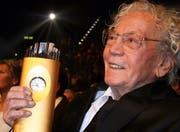 Der Luzerner Kunstmaler Hans Erni mit dem Lifetime-Award. (Bild André Häfliger/Neue LZ)