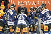 EV-Zug-Trainer Harold Kreis (hinten Mitte) beschwört seine Spieler: Gegen Langnau und Kloten müssen nochmals Punkte her. (Bild: EQ/Gonzalo Garcia)