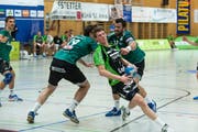 Der Krienser Ron Delhess setzt sich gegen die Thune Stefan Huwyler (links) und Georgis Chalkidis durch. (Bild: Roger Grütter / Neue LZ)