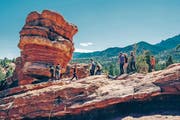 Zum Anfassen: Der balancierende Würfel im Park «Garden of the Gods». (Bilder: Loren Bedeli (Edelweiss)/Angelina Donati)