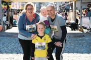 Familie Imbach aus Sursee (von links): Mama Daniela, Ronja, Timo (im Dress von Borussia Dortmund) und Papa Lorenz. (Bild: Nadia Schärli (Luzern, 29. April 2017))