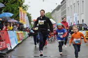 Eine Familie startet beim 36. Luzerner Stadtlauf 2013. (Bild: Boris Bürgisser / Neue LZ)