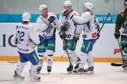Die Zuger Samuel Erni, Jarkko Immonen, Carl Klingberg und Sven Senteler (von links) jubeln nach dem 0:3. (Bild: Keystone / Marcel Bieri)