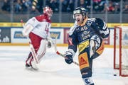 Zug-Stürmer Lino Martschini jubelt nach seinem Penaltytor zum 3:2. (Bild: Daniela Frutiger/Freshfocus (Zug, 2. Januar 2018))