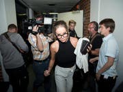 Gina-Lisa Lohfink verlässt nach der Verhandlung das Gericht in Berlin. (Bild: KEYSTONE/EPA DPA/JOERG CARSTENSEN)