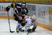 Auch mit einer guten Saison im Dress des EV Zug ist es US-Stürmer Robbie Earl (links gegen Biels Dragan Umicevic) nicht gelungen, seinen ramponierten Ruf zu verbessern. (Bild: Freshfocus/Patrick Staub)