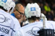Ambri-Trainer Hans Kossmann instruiert seine Spieler beim siegreichen Spiel gegen Fribourg (5:2) und sagt: «Ich bin sehr zufrieden mit dem, was ich in den ersten drei Spielen gesehen habe.» (Bild: Keystone/Jean-Christophe Bott)
