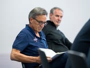 Präsident Hans-Ulrich Lehmann (vorne) und Felix Hollenstein (hinten) wollen den EHC Kloten wieder so aufstellen, dass die Rückkehr in die National League möglich wird (Bild: KEYSTONE/ENNIO LEANZA)