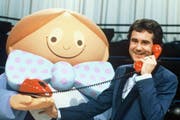 «Teleboy» erzielte mit einem Marktanteil von bis zu 70 Prozent die höchsten Einschaltquoten in der Geschichte des Schweizer Fernsehen. Moderator Kurt Felix mit Telegril-Maskottchen im Fernsehstudio. (Bild: SRF)