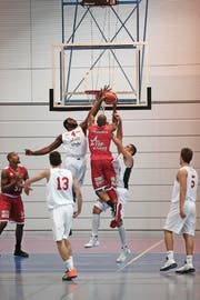 Kein Durchkommen bei Rhamel Brown (Nummer 4). Bild: E. Rea, Sports Images Rea (Luzern, 19. November 2016)