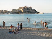 Eine genuesische Zitadelle aus dem 15. Jahrhundert überragt den feinsandigen Strand von Calvi. (Bild: Axel Baumann)