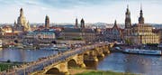 Blick auf die Dresdner Altstadt: Die Lage direkt an der Elbe und die Kombination aus Historie und Moderne zieht Touristen an. Links die Kuppel der Frauenkirche, die 2005 geweiht wurde. Sie war für 180 Millionen Euro wieder aufgebaut worden. Das Geld stammte vorwiegend aus Spenden.
