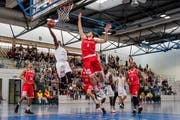 Austin Chatman (links) von Swiss Centrall Basketball im Spiel gegen die Lions de Genève in der Maihofhalle. (Bild: Philipp Schmidli / LZ (Luzern, 1. Oktober 2017))